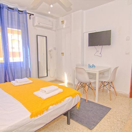 Low Cost Rooms Malaga River Exteriör bild