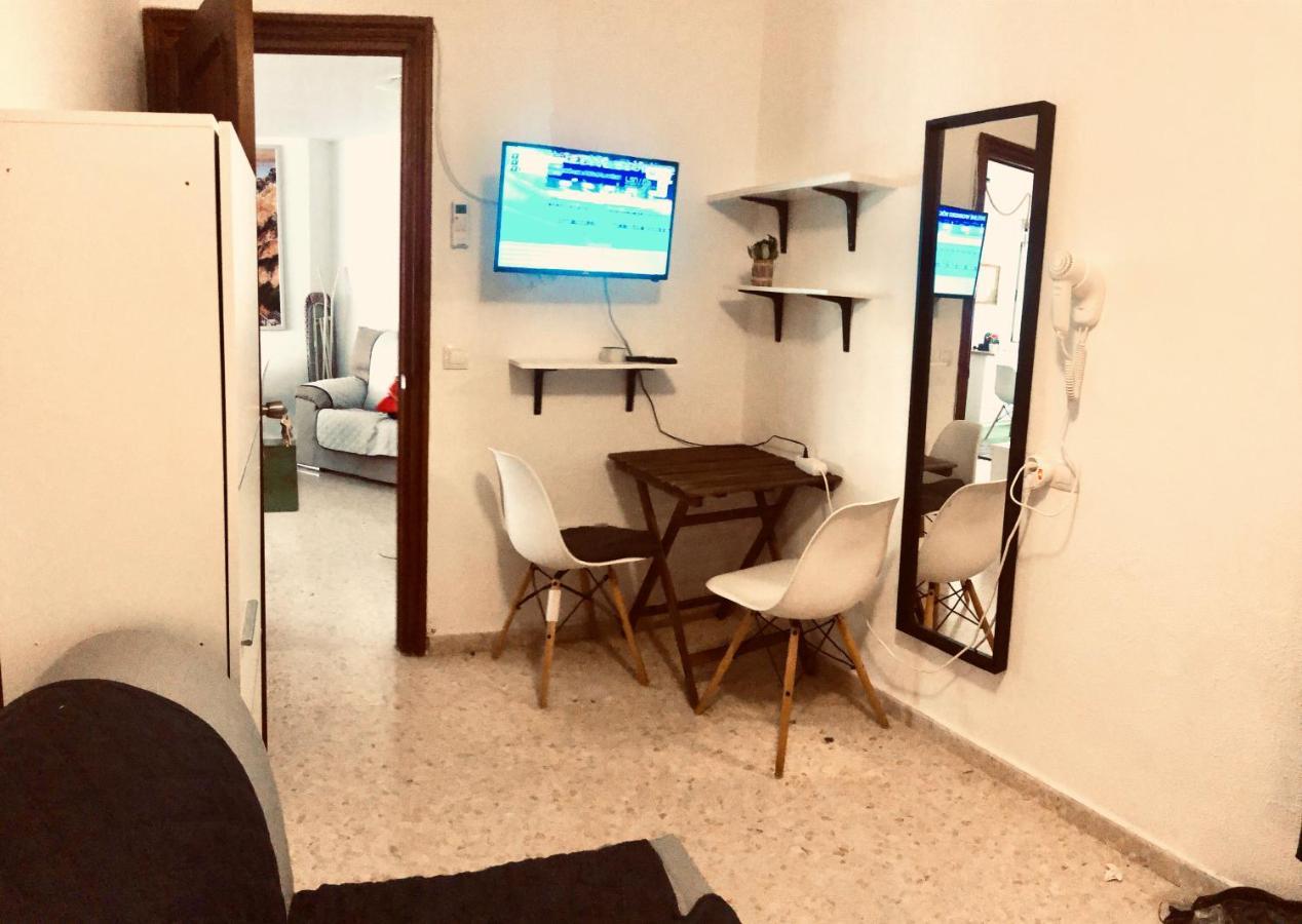 Low Cost Rooms Malaga River Exteriör bild