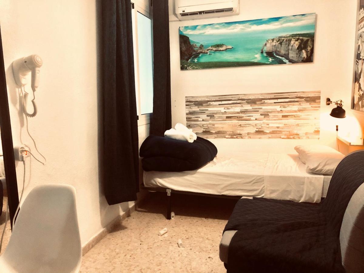 Low Cost Rooms Malaga River Exteriör bild