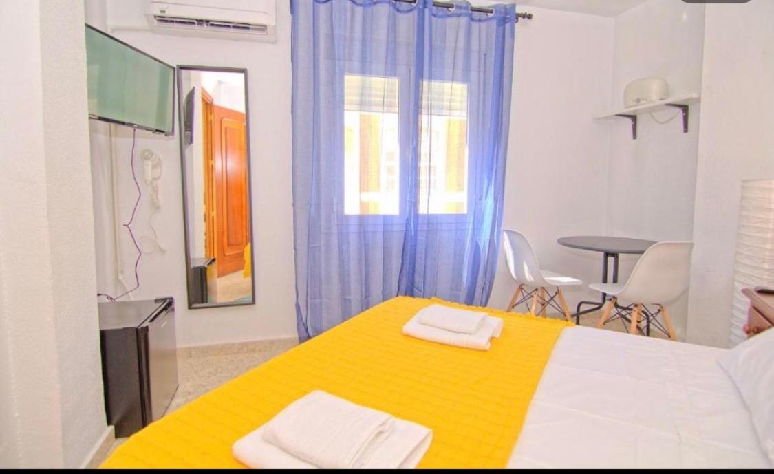 Low Cost Rooms Malaga River Exteriör bild