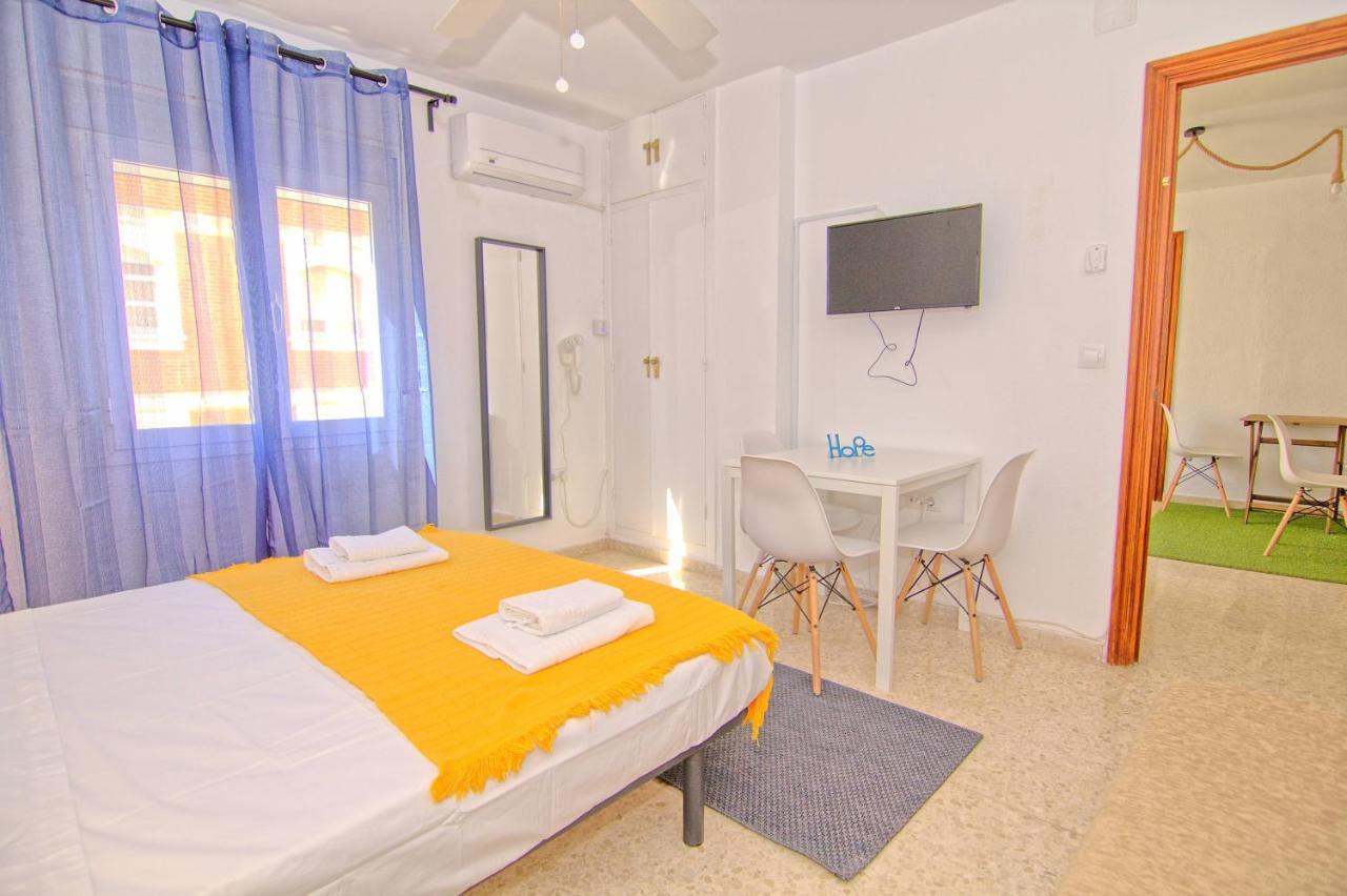 Low Cost Rooms Malaga River Exteriör bild